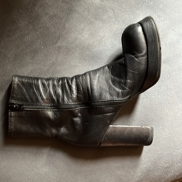 Vintage Black leather platform boots. Below calf Sz IT 37 - 6 1/2 -7 Made in IT - Picture 3 of 8